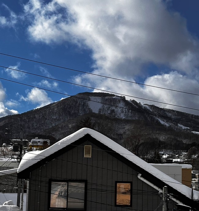 住宅のすぐ近くの山